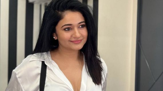 இப்படி போகுதா கதை..பட வாய்ப்பு இல்லை.. இன்ஸ்டா மூலம் சம்பாதிக்கும் நடிகை!