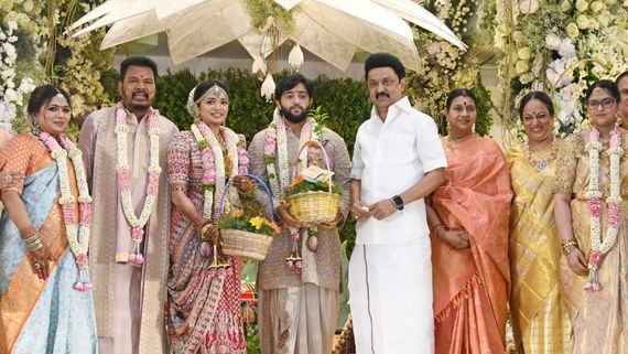 தேர்தல் பரபரப்பிலும்.. இயக்குனர் “ஷங்கர்” மகள் திருமணத்தில் முதலமைச்சர்.. பக்கத்தில் யாரு பாருங்க 