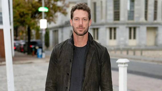  காரில் நடந்த திருட்டு முயற்சி.. தட்டிக்கேட்ட  நடிகர் சுட்டுக்கொலை.. ரசிகர்கள் அதிரச்சி 