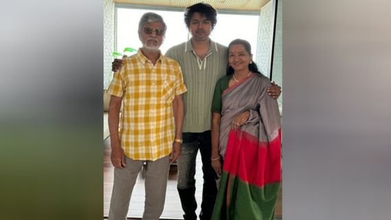 பெற்றோரை சந்தித்த விஜய்… எஸ்.ஏ.சி முகத்தில் சிரிப்பை பாருங்க.. தீயாய் பரவும் போட்டோ!