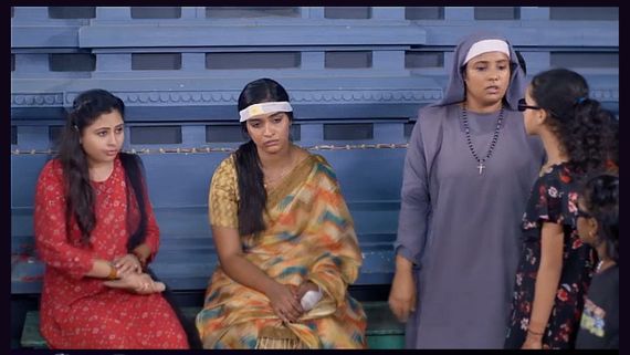 மரத்தில் மோதிய வேன்.. உயிர் தப்பிய தீபா.. கார்த்திகை தீபம் இன்றைய எபிசோட்!