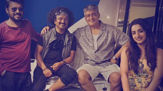 ஷார்ட்ஸ் போட்டுக் கொண்டு த்ரிஷா பக்கத்தில் ஜம்முன்னு உட்கார்ந்திருக்கும் அஜித்.. செமயா டிரெண்டாகுது!