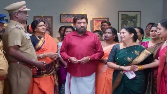 திருட்டு பழியால் தூக்கில் தொங்கிய சாமுண்டீஸ்வரி அம்மா..  கார்த்திகை தீபம் இன்றைய எபிசோட்!