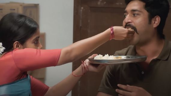 அய்யய்யோ நெஞ்சு அலையுதடி.. முத்துப்பாண்டி, இசக்கி இடையே நடந்த ரொமான்ஸ்.. அண்ணா சீரியல்!