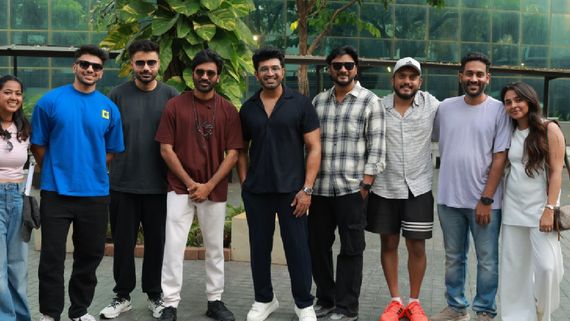 ஒருவழியா இட்லி கடை ஷூட்டிங்கை முடித்த தனுஷ்.. அருண் விஜய்யுடன் செம போஸ்.. நித்யா மேனனை காணோமே!