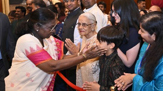 அஜித்துக்கு மட்டுமில்லை.. அவரோட மகன் ஆதிக்குக்கும் குடியரசு தலைவர் கையால் கிடைத்த சூப்பர் பரிசு!