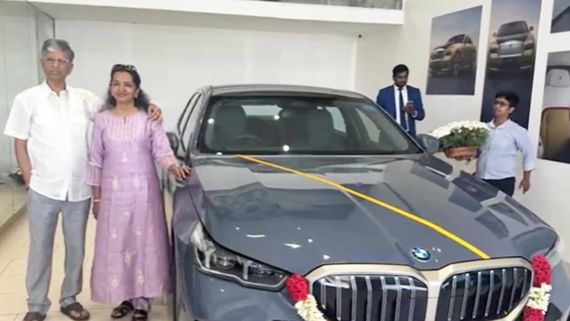 52 வருஷம் ஆகியும் காதல் குறையல.. மனைவிக்கு சொகுசு கார்.. திருமண நாள் பரிசளித்த எஸ்.ஏ. சந்திரசேகர்!