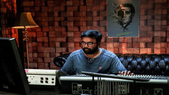 வந்தது பெண்ணா வானவில்தானா.. சிம்ரனுக்காக பாடல் பாடிய சசிகுமார்.. இப்படியும் நடந்திருக்கா?