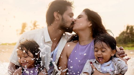 2 குழந்தைகளை வைத்துக் கொண்டு ஸ்ருதிக்கு லிப் கிஸ் கொடுத்த நகுல்.. என்ன விசேஷம் தெரியுமா?