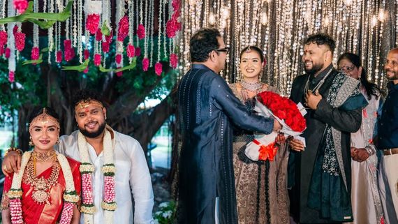 பூங்கொத்துடன் A.R ரகுமான் கொடுத்த காஸ்ட்லி கிஃப்ட்.. டிரம்ஸ் சிவமணி மகன் திருமணத்தில் ருசீகரம்!