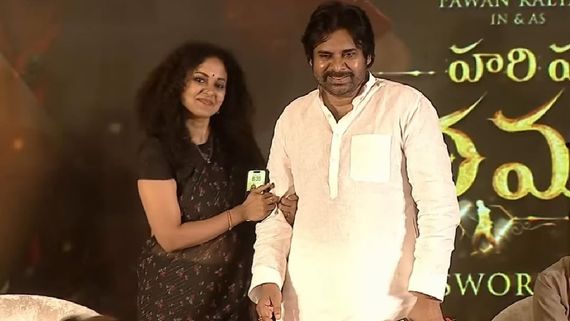 மேடையிலேயே கட்டிப்பிடித்த நடிகை.. Uncomfort ஆக உணர்ந்த பவன் கல்யாண்.. சக்சஸ் மீட்டில் நடந்த சம்பவம்!