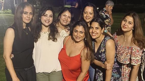 90's ரீயூனியனில் அட்டனன்ஸ் போட்ட நடிகைகள்.. மீனா டூ ரீமாசென் வரை.. செம லூட்டிதான் போலயே!