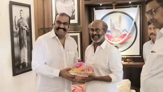 நெப்போலியன் மகனுக்கு வாழ்த்து சொல்லி வாக்கை நிறைவேற்றினாரா ரஜினி?.. இருவர் சந்திப்பின் பின்னணி என்ன?