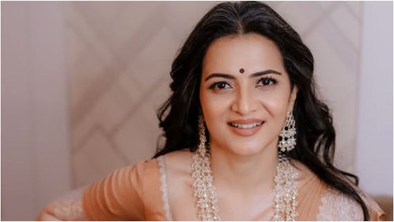   Dhivyadharshini: காலில் விழுகிறார்கள்.. சங்கடமா இருக்கு.. தொகுப்பாளினி டிடி பேட்டி!