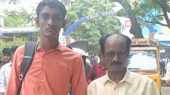 காலேஜ் படிப்புக்கு போன மகன்.. 12ஆம் வகுப்பு படிக்க வந்த முத்துக்காளை.. இவங்களுக்குள் இப்படி ஒரு விஷயமா? 