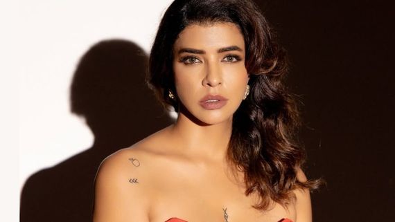 நடிகையின் டிரெஸ் குறித்து கேள்வி கேட்ட தெலுங்கு ஊடகவியலாளர்.. பதிலில் பளார் விட்ட நடிகை!