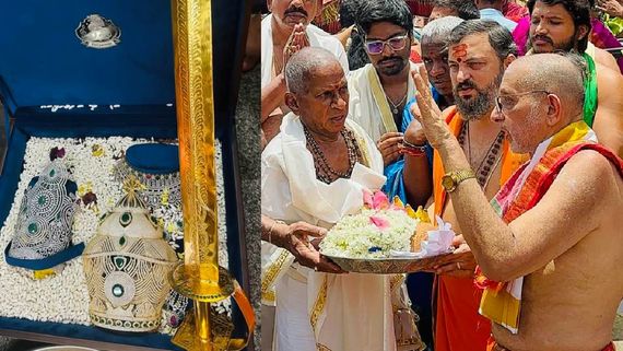 மூகாம்பிகை அம்மனுக்கு வைரத்தில் காணிக்கை செலுத்திய இசைஞானி.. தங்க வாளும் கொடுத்திருக்கிறாரே!