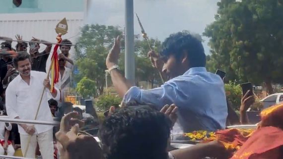 மதுரை மண்ணில் தனுஷ்.. விஜய்க்கு வேல் கொடுத்தது போலவே இவருக்கும் வேல் கொடுத்த ரசிகர்கள்.. தரமான வீடியோ!