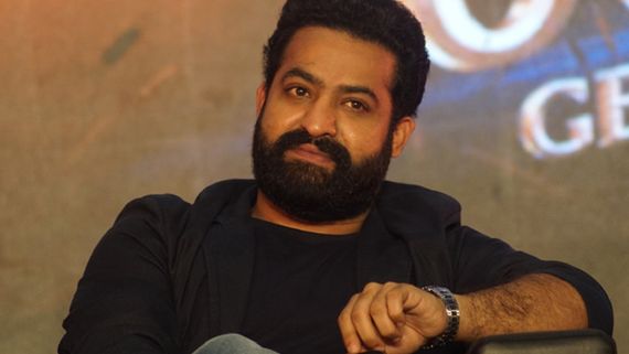 JR NTR: அடக்கடவுளே.. மேடையிலிருந்து தவறி விழுந்த ஜூனியர் என்டிஆர்.. சிறு காயத்துடன் தப்பினார்