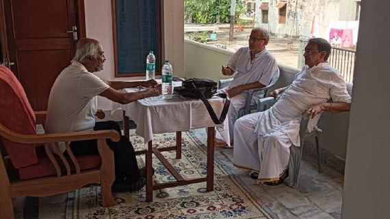 இமயமலைக்கு பறந்த ரஜினி.. நெல்சன் சார் என்ன அடிக்கடி லீவு கொடுக்கறீங்கனு கலாய்க்கும் ரசிகர்கள்!