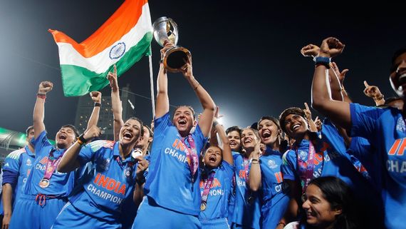 World Cup: உலகக் கோப்பையை உச்சி முகர்ந்த மகளிர் அணி.. வாழ்த்துகளை அள்ளி வீசும் பிரபலங்கள்! 