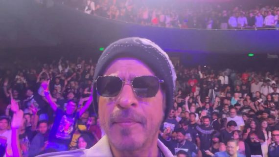 Shah Rukh Khan: பால்கனி தரிசனம் தான் இல்லை.. ரசிகர்களுடன் பிறந்தநாள் கொண்டாடிய ஷாரூக் கான்!