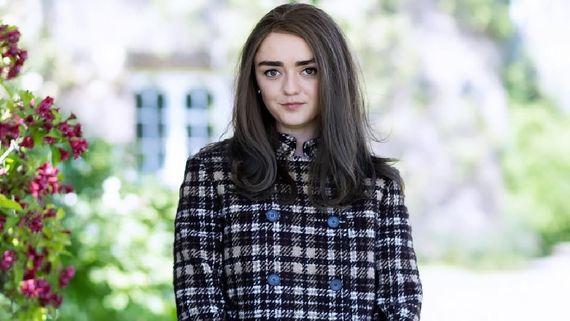 ஏரியில் தோழிகளுடன் ஆடைகள் இல்லாமல் குளியல் போட்ட கேம் ஆஃப் த்ரோன்ஸ் நடிகை.. ஒரே வம்பு புடிச்ச பொண்ணுப்பா