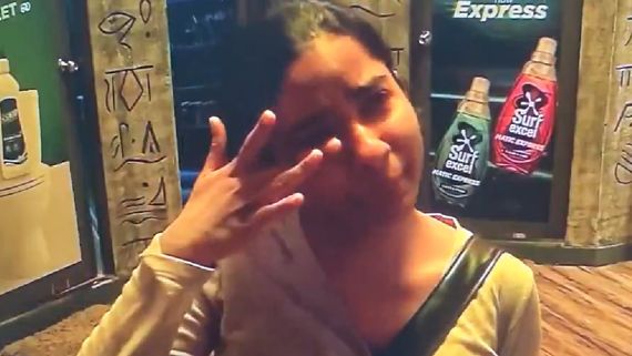 கொஞ்சம் மனசு வெச்சு வாங்களேன் ப்ளீஸ்.. குடும்பத்தினரிடம் கெஞ்சும் அரோரா.. புள்ள அழுதுடுச்சுங்க!