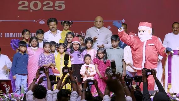 வாவ் விஜய் செம க்யூட்.. குழந்தைகளுடன் கேக் வெட்டி கிறிஸ்துமஸ் கொண்டாட்டம்.. மனுஷன் செம அழகு