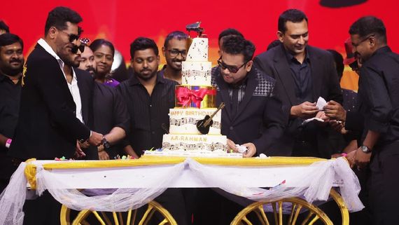 இசைப்புயல் ஏ.ஆர். ரஹ்மான்.. அரும்பு மீசையுடன் பிறந்தநாளை யாருடன் கொண்டாடியிருக்காருன்னு பாருங்க!