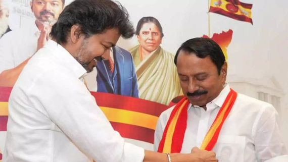 ஜனநாயகன் படத்துக்கு ப்ரோமோஷன் செய்யும் செங்கோட்டையன்.. எப்படி இருந்தவரு இப்படி ஆகிட்டாரே!