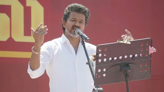 அலுமினியக் கிளிப்.. விஜய்யை விளாசிய பிரபலம்.. படத்தைத்தான் அந்த அடி அடிக்குறார்னா பாலிடிக்ஸிலுமா?