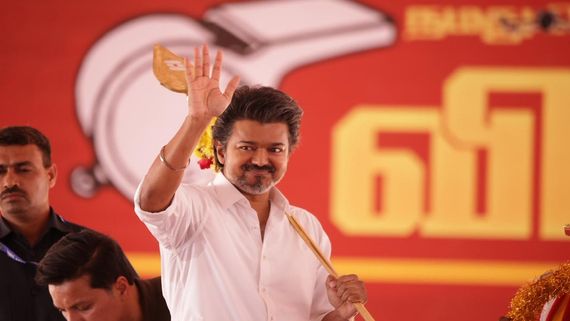 விஜய் மேடையில் அழுததெல்லாம் பக்கா நடிப்பா?.. இதுதான் ஸ்க்ரிப்ட் பேப்பரா?.. ஆத்தாடி ஃபோட்டோவை பாருங்க