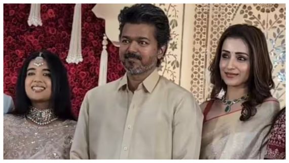 சங்கீதாவை வெறுப்பேத்த.. ஒரே கார்.. ஒரே நிற உடையில் ரிசப்ஷனுக்கு திரிஷாவுடன் ஜோடியாக வந்த விஜய்!