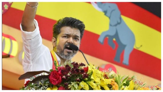  Vijay: திடீரென விமானத்தில் இருந்து இறக்கப்பட்ட விஜய்.. கையில் இருந்தது என்ன? 
