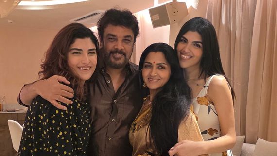 குடும்பத்தை இப்படி கொண்டாடனும்.. ஃபேமிலி புகைப்படத்தை இறக்கி அசத்திய குஷ்பு!