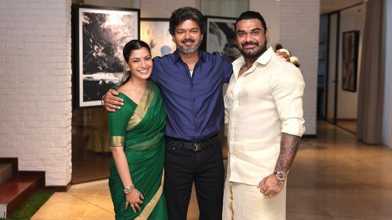 கணவருடன் முதலமைச்சர் விஜய்யை சந்தித்த சர்கார் வில்லி.. ரியல் சர்காரே அமைச்சிட்டாரே!