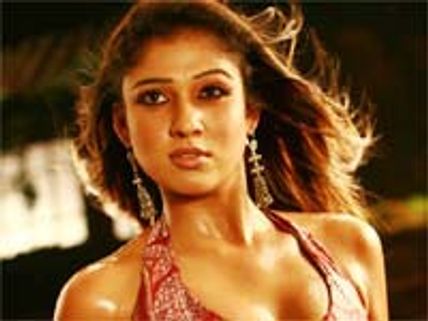 అభిమానిని కొట్టిన నయనతార