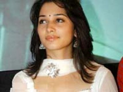తమన్నా తడపడుతోందా?