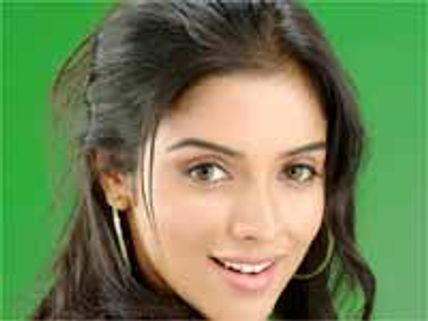 గాయాలతో అసిన్