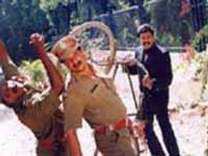 రాజకీయ నేపథ్యంలో మూస చిత్రం రవన్న