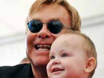 గే వివాహంతో, చిన్నారి దత్తత ఆశలపై నీళ్లు