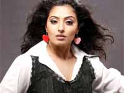 ఆమె షకీలా ను రీ ప్లేస్ చేయగలదా..మళయాళ సందేహం