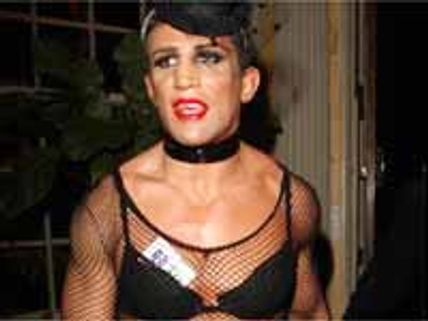 అమ్మాయి గా కనిపించాలన్న అతని కోరికను అగ్రిమెంట్ తో కట్టేసింది...!!