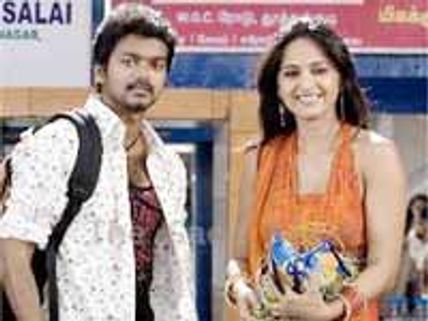 అనూష్క ను చూసి భయపడుతున్న స్టార్ హీరో
