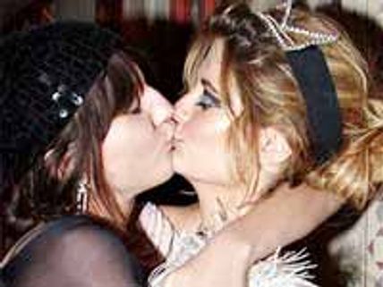 అమ్మాయిలతో ముద్దు సన్నివేశాలే బావుంటాయి...!!