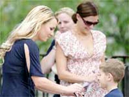 అయ్యబాబోయ్ ఆవిడ సంతకం దొరకాలంటే చాలా కష్టం..!!