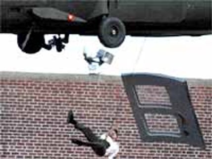 అమెరికా అధ్యక్షుడి ప్రాణాలు తీయడానికై హెలీకాప్టర్ నుండీ కిందకు దూకేసిన జోలీ..!!