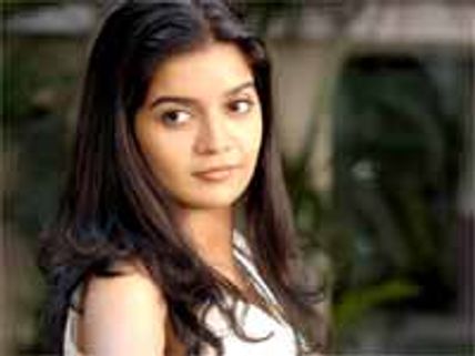 'కలర్స్' స్వాతిని పెళ్లిచేసుకుంటానంటూ వెంటపడుతున్న దర్శకుడు...!!