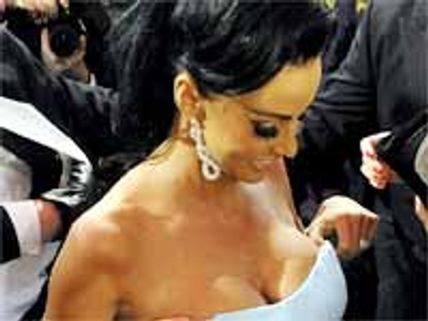 ఫొటోల్లో బాగా రావాలని అది కోయించుకోమంటోంది..!!